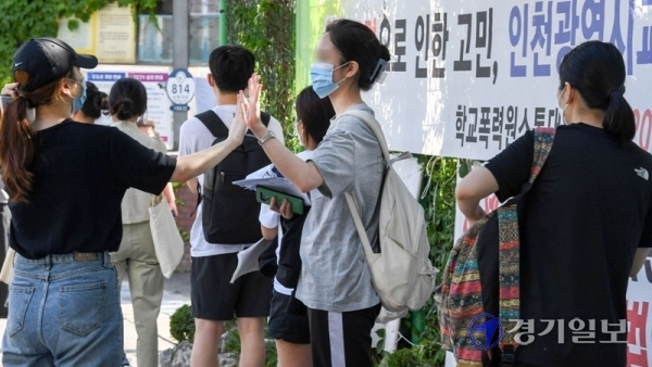 인천을 비롯한 전국에서 2020년 제1회 8·9급 지방직 공무원 공채 시험이 치러진 13일 오전 시험장인 남동구 구월중학교에서 한 수험생이 화이팅을 외치며 손을 마주치고 있다. 장용준기자