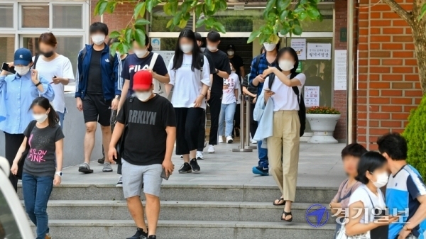 '2020년도 경기도 8·9급 지방직 공무원 공채 필기시험'이 열린 13일 오전 수원시의 한 시험장에서 시험을 마친 수험생들이 시험장을 나서고 있다. 올해 경기도 8·9급 시험엔 전체 4,978명 선발 예정에 4만2261명이 응시, 8.5의 경쟁률을 보였다. 윤원규기자