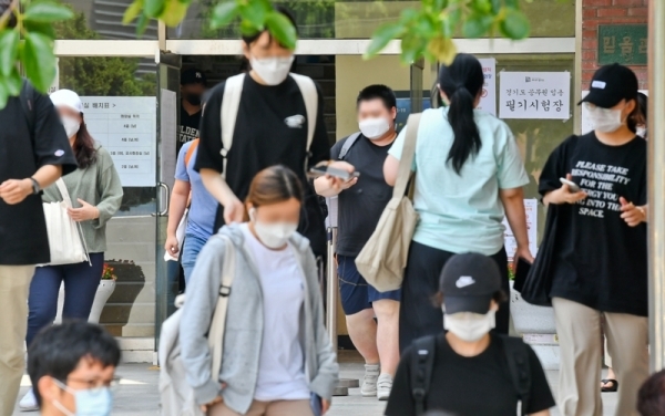 '2020년도 경기도 8·9급 지방직 공무원 공채 필기시험'이 열린 13일 오전 수원시의 한 시험장에서 시험을 마친 수험생들이 시험장을 나서고 있다. 올해 경기도 8·9급 시험엔 전체 4,978명 선발 예정에 4만2261명이 응시, 8.5의 경쟁률을 보였다. 윤원규기자