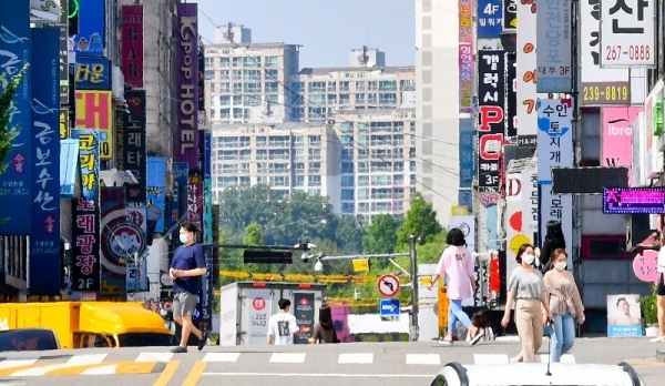수도권의 최고온도가 30도가 넘어서며 여름날씨를 보인 13일 오후 수원의 한 도로에 아지랑이가 피어나고 있다. 윤원규기자