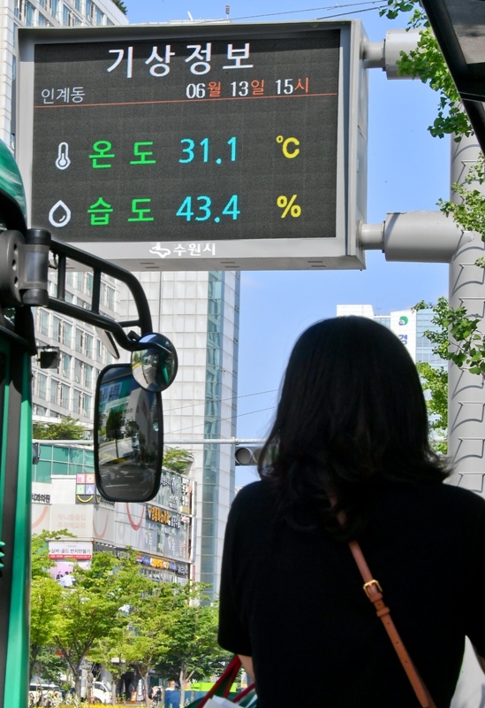 수도권의 최고온도가 30도가 넘어서며 여름날씨를 보인 13일 오후 수원의 한 안내판에서 온도 31.1도를 알리고 있다. 윤원규기자