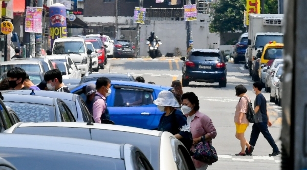 수도권의 최고온도가 30도가 넘어서며 여름날씨를 보인 13일 오후 수원의 한 도로에 아지랑이가 피어나고 있다. 윤원규기자