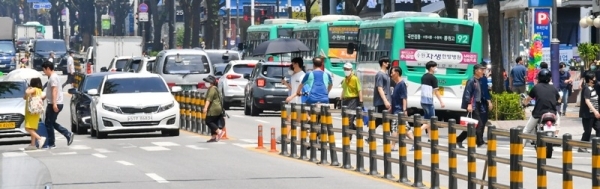 수도권의 최고온도가 30도가 넘어서며 여름날씨를 보인 13일 오후 수원의 한 도로에 아지랑이가 피어나고 있다. 윤원규기자