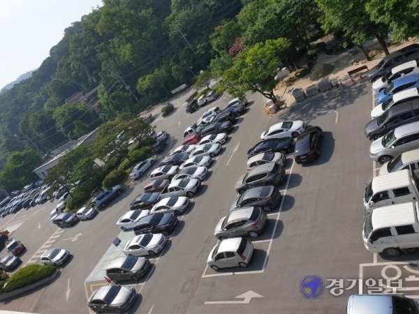 동두천시청과 연천군청 내 주차장에 차량이 가득 세워져 있다. 송진의기자