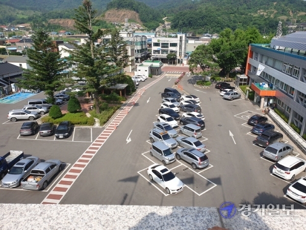 동두천시청과 연천군청 내 주차장에 차량이 가득 세워져 있다. 송진의기자