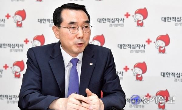 김영수 대한적십자사 경기혈액원장이 ‘세계 헌혈자의 날’을 맞아 생명을 살리는 헌혈자들에 대한 감사와 지속적인 혈액 공급 방안 등에 대해 의견을 밝히고 있다. 김시범 기자
