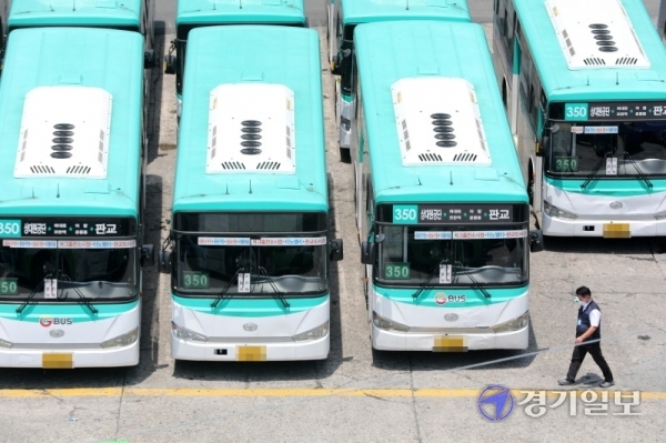 성남 대명운수 소속 버스 운전기사 2명이 코로나19 확진 판정을 받으면서 6번과 350번, 357번 등 3개 노선 버스 운행이 일시 중단됐다. 14일 오후 성남시 상대원동 소재 버스 차고지에 운행을 멈춘 시내버스들이 주차돼 있다. 김시범기자