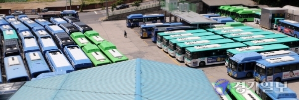 성남 대명운수 소속 버스 운전기사 2명이 코로나19 확진 판정을 받으면서 6번과 350번, 357번 등 3개 노선 버스 운행이 일시 중단됐다. 14일 오후 성남시 상대원동 소재 버스 차고지에 운행을 멈춘 시내버스들이 주차돼 있다. 김시범기자