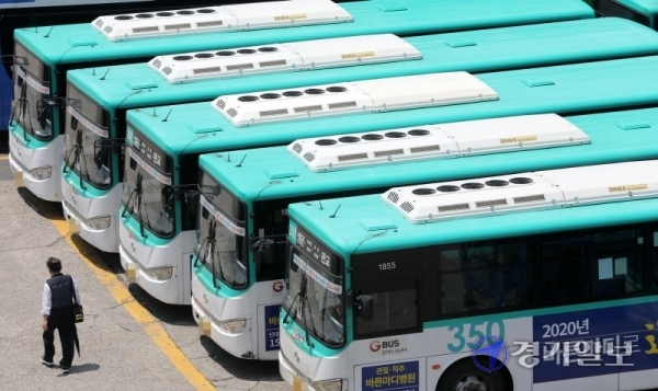 성남 대명운수 소속 버스 운전기사 2명이 코로나19 확진 판정을 받으면서 6번과 350번, 357번 등 3개 노선 버스 운행이 일시 중단됐다. 14일 오후 성남시 상대원동 소재 버스 차고지에 운행을 멈춘 시내버스들이 주차돼 있다. 김시범기자