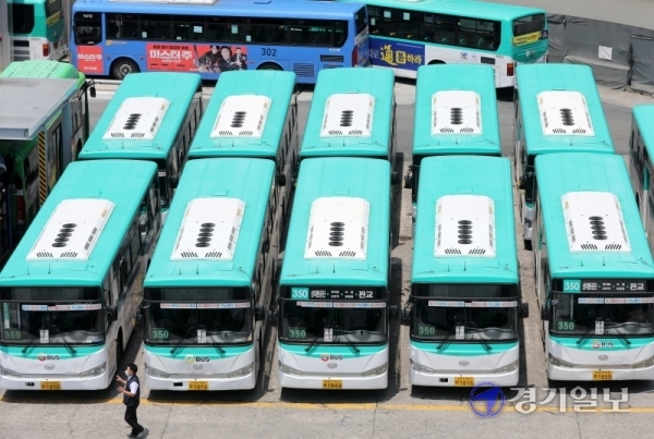 성남 대명운수 소속 버스 운전기사 2명이 코로나19 확진 판정을 받으면서 6번과 350번, 357번 등 3개 노선 버스 운행이 일시 중단됐다. 14일 오후 성남시 상대원동 소재 버스 차고지에 운행을 멈춘 시내버스들이 주차돼 있다. 김시범기자