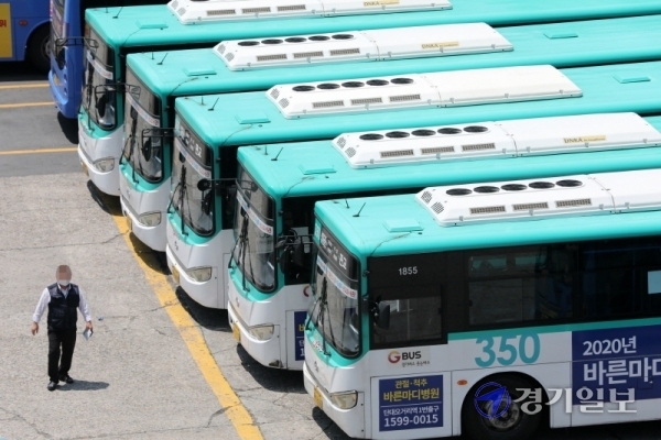 성남 대명운수 소속 버스 운전기사 2명이 코로나19 확진 판정을 받으면서 6번과 350번, 357번 등 3개 노선 버스 운행이 일시 중단됐다. 14일 오후 성남시 상대원동 소재 버스 차고지에 운행을 멈춘 시내버스들이 주차돼 있다. 김시범기자