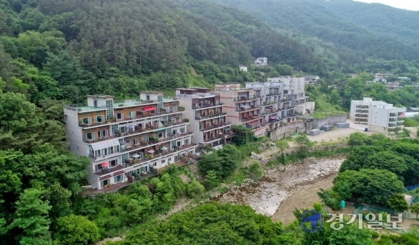 14일 경기도내 한 연립주택 단지가 급경사지에 아슬아슬하게 자리잡고 있다. 장마철을 앞두고 산사태 우려가 높은 도내 경사지, 절개지 등의 주택들에 대해 안전점검 실시 및 대책마련이 요구되고 있다. 윤원규기자
