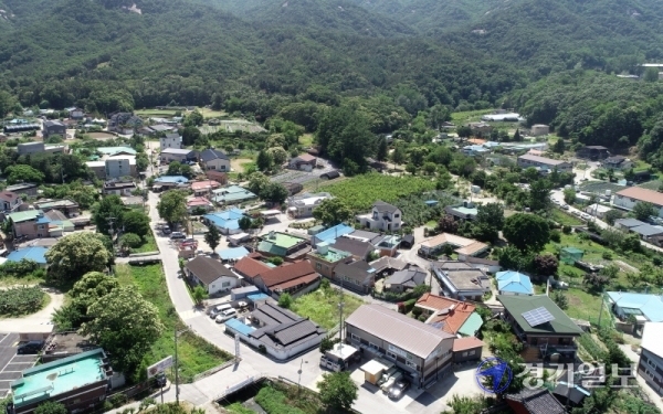 장마철을 앞두고 산사태 우려가 높은 경기도내 경사지, 절개지 등의 주택들에 대해 안전점검 실시 및 대책마련이 요구되고 있다. 사진은 경사지에 조성된 의정부시 산곡동 산94-3 일대 마을. 김시범기자