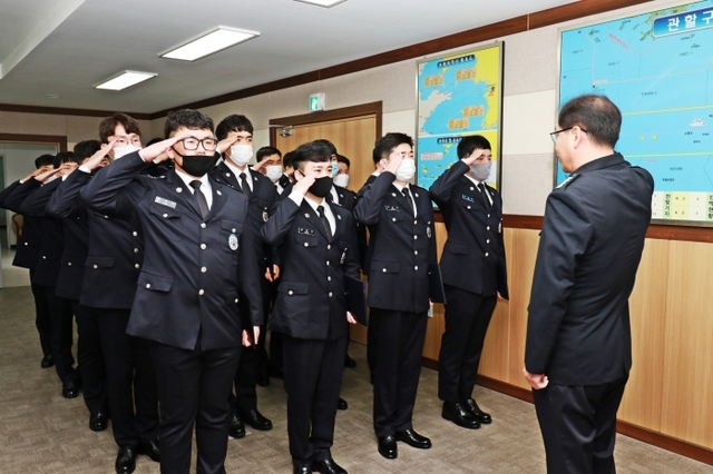 신임경찰 제240기 경찰관들이 김석진 평택해양경찰서장에게 임용 신고를 하고 있다. 사진=평택해양경찰서 제공