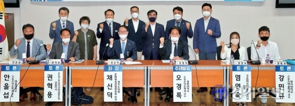 15일 경기도의회 소회의실에서 열린 ‘2020 상반기 경기도 정책토론 대축제’에서 염종현 더불어민주당 대표의원, 김달수 문화체육관광위원장, 채신덕 도의원 등 참석자들이 기념촬영을하고 있다. 이번 토론은 ‘유아 체육활동의 실태 및 활성화 방안’이란 주제로 진행됐다. 윤원규기자