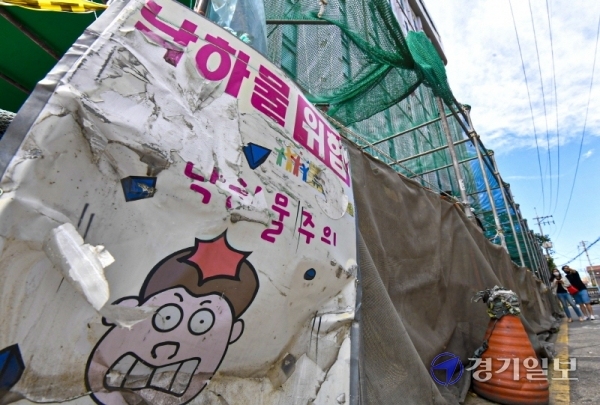1994년 지어진 수원시 팔달구 새로나빌딩이 15일 현재 외벽의 타일들이 떨어지는 등 흉물스런 모습으로 방치돼 있다. 조주현기자