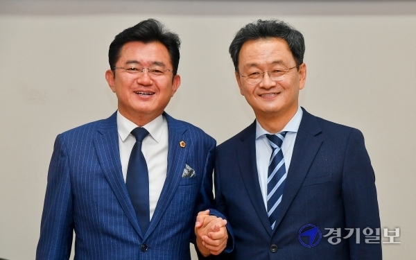 15일 경기도의회 소회의실에서 열린 '제10대 경기도의회 더불어민주당 후반기 대표위원 선출을 위한 후보자 토론회'에서 (왼쪽부터) 박근철, 민경선 대표의원 후보가 토론회 시작 전 기념촬영을 하고 있다. 윤원규기자