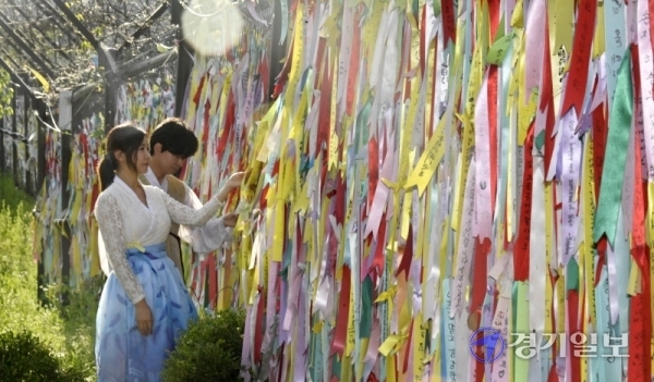 얼어붙은 남북관계 속에 맞이한 6·15 남북공동선언 20주년인 15일 오후 파주 임진각에서 시민들이 남북 평화통일을 기원하는 리본을 철책에 달고 있다. 조주현기자
