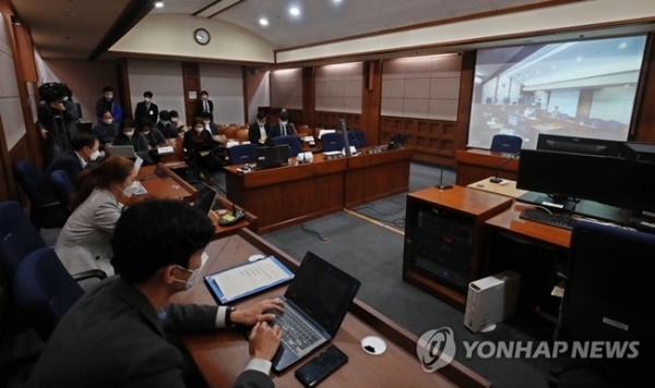 지난달 19일 오전 서울 서초동 서울고등법원에서 열린 세계 최대의 아동 성 착취물 사이트 '웰컴 투 비디오' 운영자 손정우 씨의 범죄인 인도심사 심문 중계 법정 현장. 연합뉴스