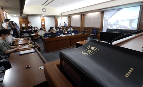 세계 최대 아동 성 착취물 사이트 '웰컴 투 비디오' 운영자 손정우씨의 미국 송환 여부를 결정하는 범죄인 인도심사 두 번째 심문이 16일 서초구 서울고법에서 열렸다. 재판이 열린 서울고법에 마련된 중계법정에서 취재진 등이 모니터를 보며 손씨 재판 개정을 기다리고 있다. 연합뉴스