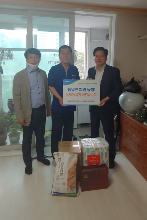 16일 조현준 농협자산관리 인천지사장(오른쪽)이 인천 서구 왕길동의 한 농가를 찾아 ‘농업인 기(氣) 살리기 프로젝트’로 쌀과 생필품을 전달했다. 농협자산관리 인천지사 제공