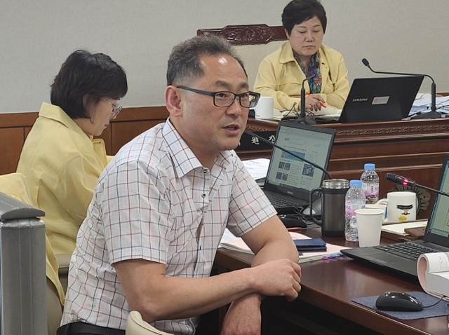 ▲ 김완규 고양시의원이 지난 15일 제244회 고양시의회 제1차 정례회 문화복지위원회 행정사무감사에서 질의하고 있다.