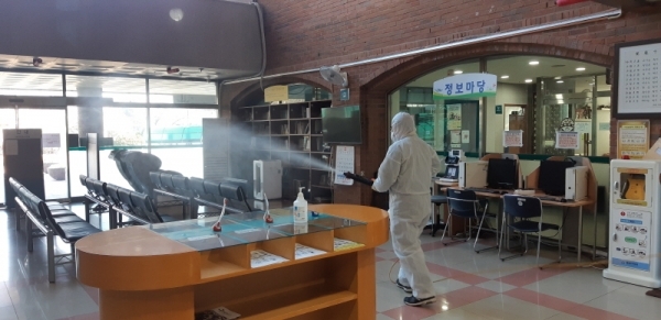 코로나19 취약한 노인복지시설에 대한 철저한 방역을 실시하고 있는 구리시