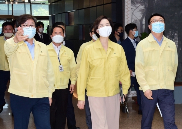 유은혜 사회부총리 겸 교육부 장관은 16일 수원시청에서 전국시장군수구청장협의회와 학교 방역지원 강화를 위한 간담회를 열고, 코로나19에 대비한 협력 방안을 논의했다. 수원시 제공