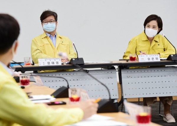 유은혜 사회부총리 겸 교육부 장관은 16일 수원시청에서 전국시장군수구청장협의회와 학교 방역지원 강화를 위한 간담회를 열고, 코로나19에 대비한 협력 방안을 논의했다. 수원시 제공