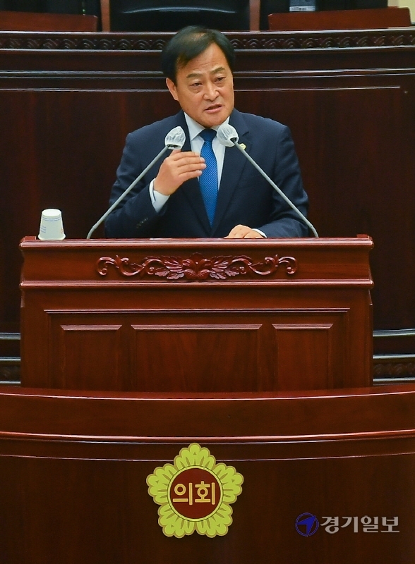 16일 오전 경기도의회 본회의장에서 열린 '제10대 경기도의회 더불어민주당 후반기 대표의원 및 의장, 부의장 선출을 위한 위원총회'에서 후반기 의장 후보로 선출된 장현국 의원이 정견발표를 하고 있다. 윤원규기자