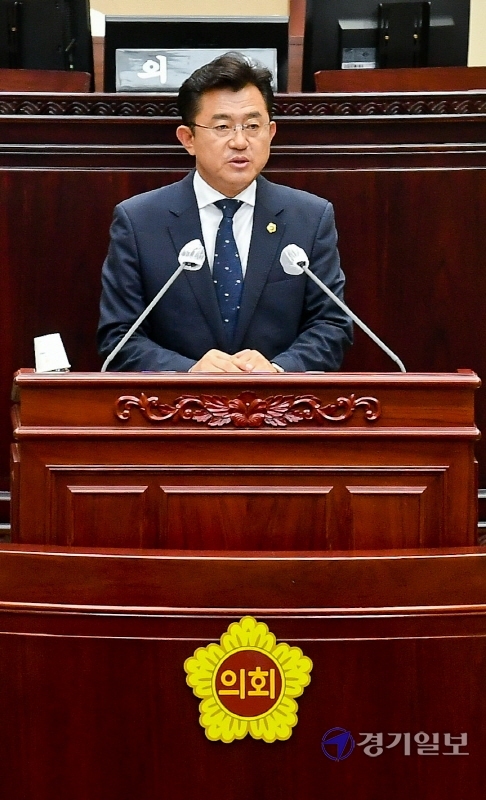 16일 오전 경기도의회 본회의장에서 열린 '제10대 경기도의회 더불어민주당 후반기 대표의원 및 의장, 부의장 선출을 위한 위원총회'에서 후반기 대표의원에 선출된 박근철 의원이 정견발표를 하고 있다. 윤원규기자