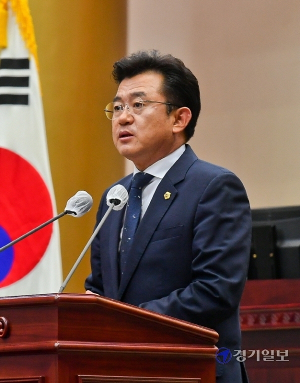 16일 오전 경기도의회 본회의장에서 열린 '제10대 경기도의회 더불어민주당 후반기 대표의원 및 의장, 부의장 선출을 위한 위원총회'에서 후반기 대표의원에 선출된 박근철 의원이 정견발표를 하고 있다. 윤원규기자