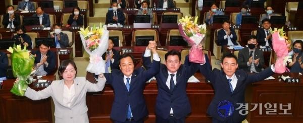 16일 오전 경기도의회 본회의장에서 선출된 제10대 도의회 더불어민주당 후반기 대표의원 및 의장, 부의장 후보들. (왼쪽부터) 문경희 부의장 후보,장현국 의장 후보, 박근철 더불어민주당 대표의원 후보, 진용복 부의장 후보. 윤원규기자