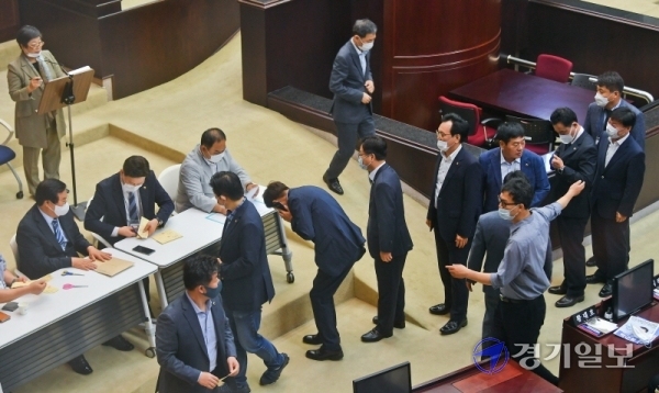 16일 오전 경기도의회 본회의장에서 열린 '제10대 경기도의회 더불어민주당 후반기 대표의원 및 의장, 부의장 선출을 위한 위원총회'에서 도의원들이 투표하고 있다. 윤원규기자