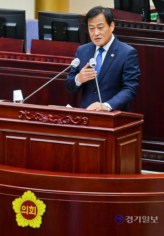 16일 오전 경기도의회 본회의장에서 열린 '제10대 경기도의회 더불어민주당 후반기 대표의원 및 의장, 부의장 선출을 위한 위원총회'에서 후반기 의장 후보로 선출된 장현국 의원이 정견발표를 하고 있다. 윤원규기자