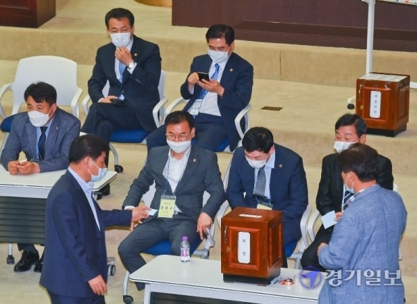 16일 오전 경기도의회 본회의장에서 열린 '제10대 경기도의회 더불어민주당 후반기 대표의원 및 의장, 부의장 선출을 위한 위원총회'에서 도의원들이 투표하고 있다. 윤원규기자