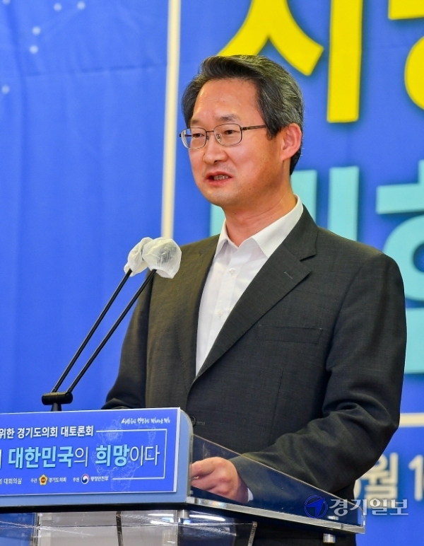 '지방자치법 개정이 대한민국의 희망이다'란 주제로 16일 경기도의회 대회의실에서 열린 지방분권 실현을 위한 경기도의회 대토론회에서 김희겸 경기도 행정1부지사가 축사를 하고 있다. 윤원규기자