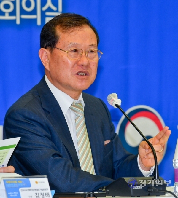 '지방자치법 개정이 대한민국의 희망이다'란 주제로 16일 경기도의회 대회의실에서 열린 지방분권 실현을 위한 경기도의회 대토론회에서 김순은 대통령소속 자치분권위원회 위원장이 발제하고 있다. 윤원규기자