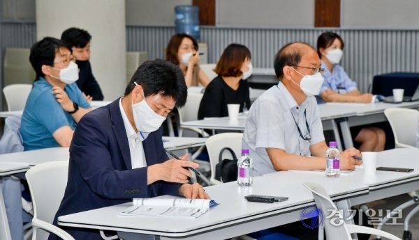 '지방자치법 개정이 대한민국의 희망이다'란 주제로 16일 경기도의회 대회의실에서 열린 지방분권 실현을 위한 경기도의회 대토론회에서 방청객들이 토론을 주의 깊게 보고있다. 이번 토론회는 코로나19로 사회적거리두기를 위해 유튜브로 생중계 됐다. 윤원규기자