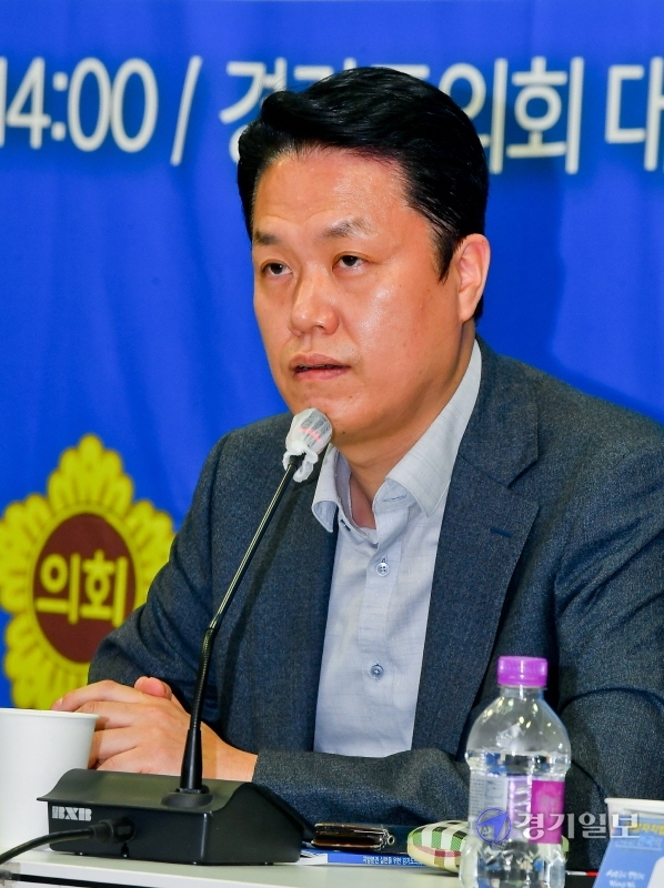 '지방자치법 개정이 대한민국의 희망이다'란 주제로 16일 경기도의회 대회의실에서 열린 지방분권 실현을 위한 경기도의회 대토론회에서 한치흠 행정안전부 자치분권제도과장이 발제하고 있다. 윤원규기자
