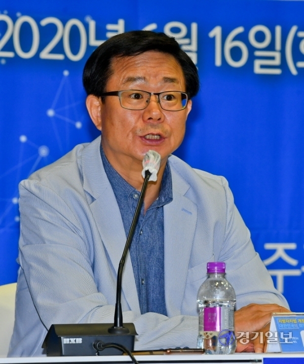 '지방자치법 개정이 대한민국의 희망이다'란 주제로 16일 경기도의회 대회의실에서 열린 지방분권 실현을 위한 경기도의회 대토론회에서 정정화 강원대학교 공공행정학교 교수가 발언하고 있다. 윤원규기자