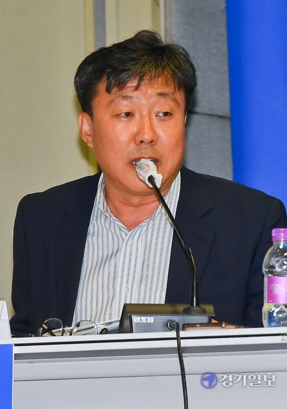 '지방자치법 개정이 대한민국의 희망이다'란 주제로 16일 경기도의회 대회의실에서 열린 지방분권 실현을 위한 경기도의회 대토론회에서 이재규 경인일보 정치부장이 발언하고 있다. 윤원규기자
