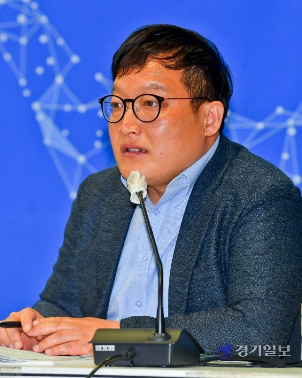 '지방자치법 개정이 대한민국의 희망이다'란 주제로 16일 경기도의회 대회의실에서 열린 지방분권 실현을 위한 경기도의회 대토론회에서 정재수 중부일보 정치부장이 발언하고 있다. 윤원규기자