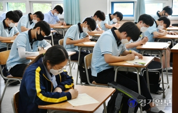 경기도 등 전국 고2 학생들을 대상으로 올해 첫 전국연합학력평가(모의고사)가 치러진 16일 수원 조원고등학교에서 마스크를 쓴 학생들이 신중하게 답안지를 작성하고 있다. 김시범기자