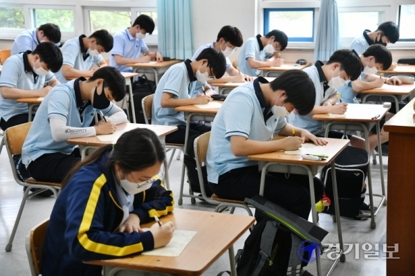경기도 등 전국 고2 학생들을 대상으로 올해 첫 전국연합학력평가(모의고사)가 치러진 16일 수원 조원고등학교에서 마스크를 쓴 학생들이 신중하게 답안지를 작성하고 있다. 김시범기자