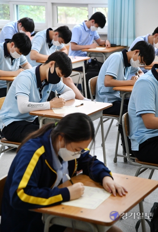 경기도 등 전국 고2 학생들을 대상으로 올해 첫 전국연합학력평가(모의고사)가 치러진 16일 수원 조원고등학교에서 마스크를 쓴 학생들이 신중하게 답안지를 작성하고 있다. 김시범기자