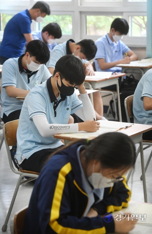 경기도 등 전국 고2 학생들을 대상으로 올해 첫 전국연합학력평가(모의고사)가 치러진 16일 수원 조원고등학교에서 마스크를 쓴 학생들이 신중하게 답안지를 작성하고 있다. 김시범기자
