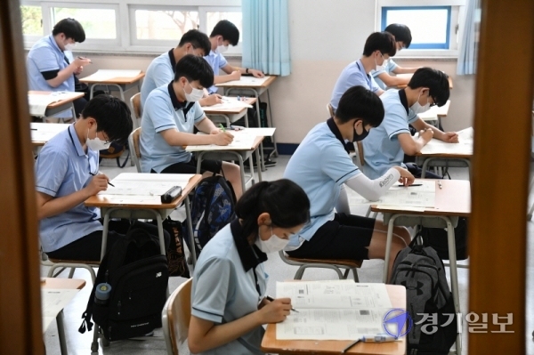 경기도 등 전국 고2 학생들을 대상으로 올해 첫 전국연합학력평가(모의고사)가 치러진 16일 수원 조원고등학교에서 마스크를 쓴 학생들이 신중하게 답안지를 작성하고 있다. 김시범기자