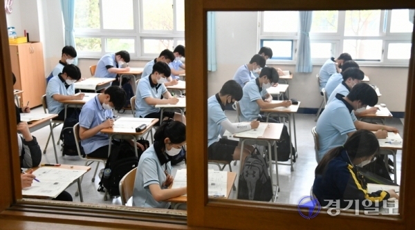 경기도 등 전국 고2 학생들을 대상으로 올해 첫 전국연합학력평가(모의고사)가 치러진 16일 수원 조원고등학교에서 마스크를 쓴 학생들이 신중하게 답안지를 작성하고 있다. 김시범기자