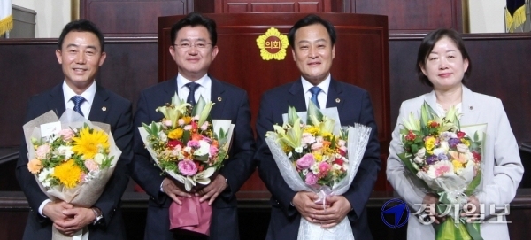 16일 오전 경기도의회 본회의장에서 선출된 제10대 도의회 더불어민주당 후반기 대표의원 및 의장, 부의장 후보들. (왼쪽부터) 진용복 부의장 후보, 박근철 더불어민주당 대표의원 당선자, 장현국 의장 후보, 문경희 부의장 후보. 윤원규기자